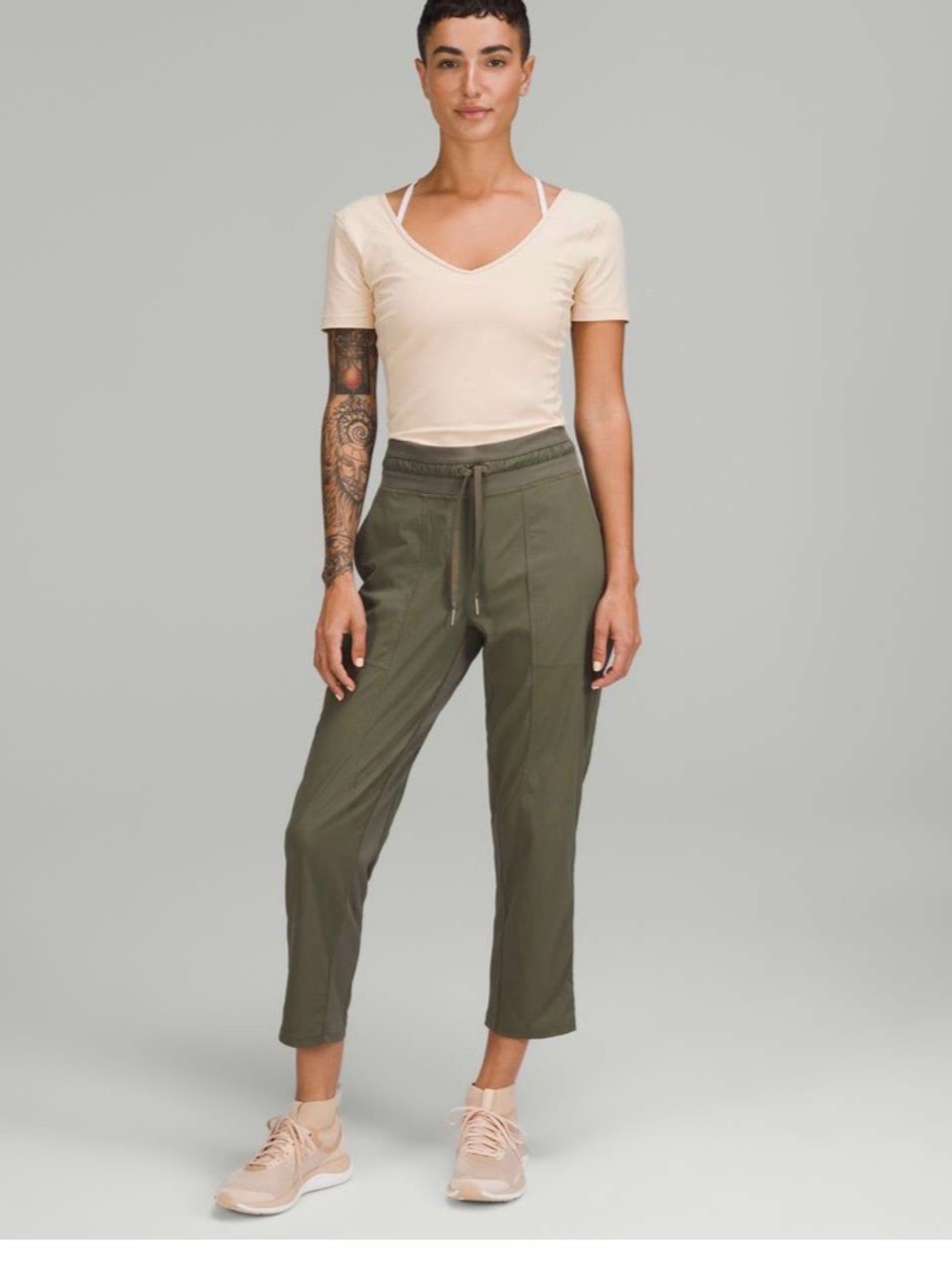 L-122 🍋 Lululemon 🍋 Dance Studio Mid-Rise Crop
Medium Olive